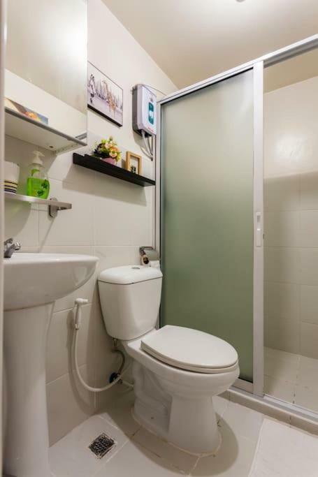 Jen'S Paranaque City Apartment Manila Esterno foto